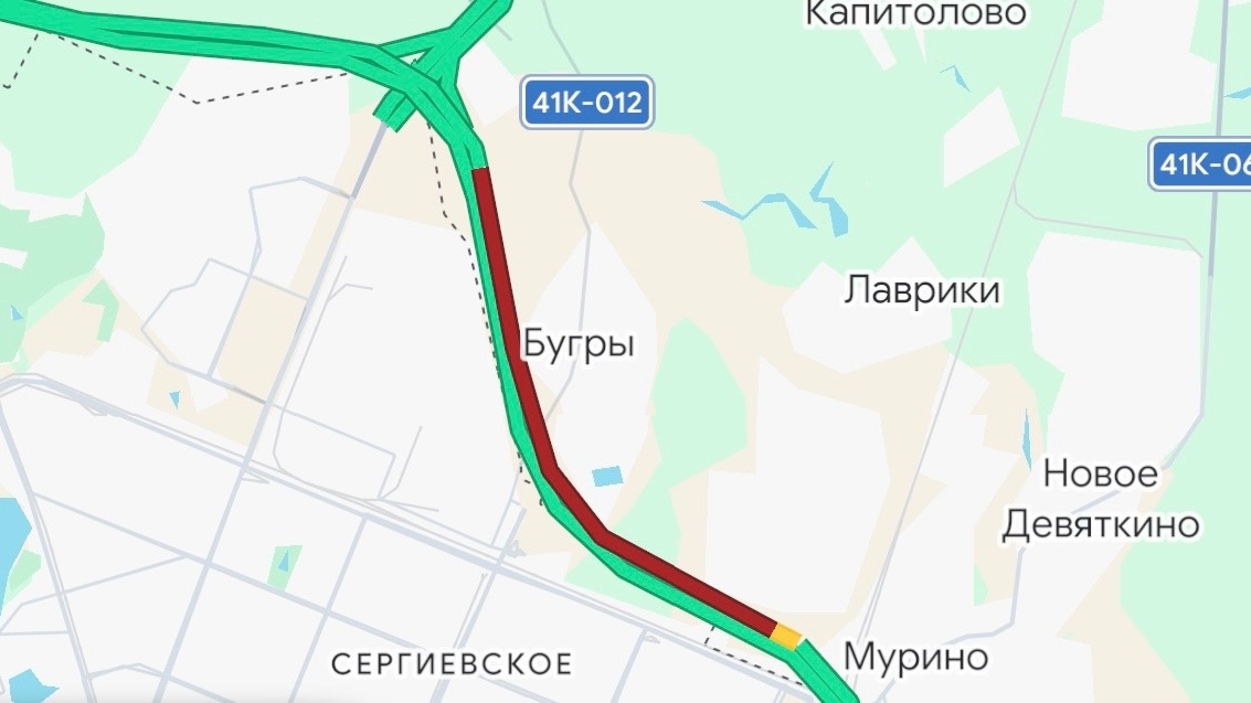 На 26-м километре КАД столкнулись две легковушки и фура: приехала реанимация