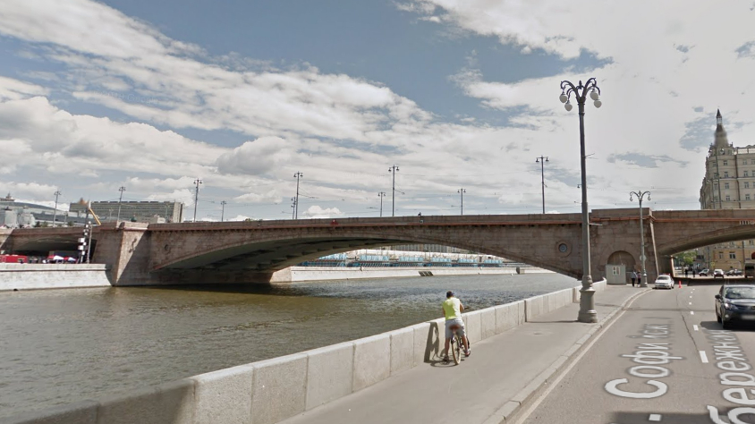 В центре Москвы женщина свалилась с моста на проезжую часть и погибла на месте