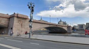 В центре Москвы женщина свалилась с моста на проезжую часть и погибла на месте