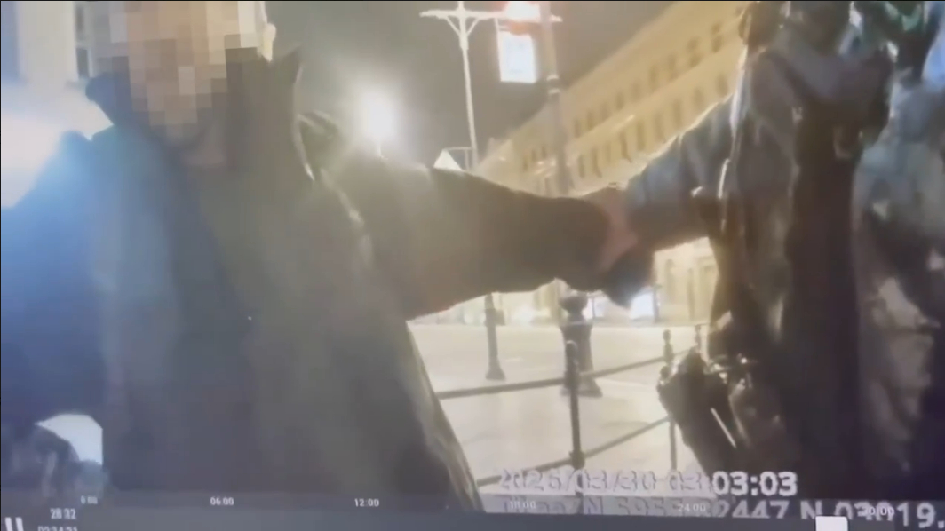 У площади Александра Невского задержали пьяного петербуржца, пугавшего персонал пневматом