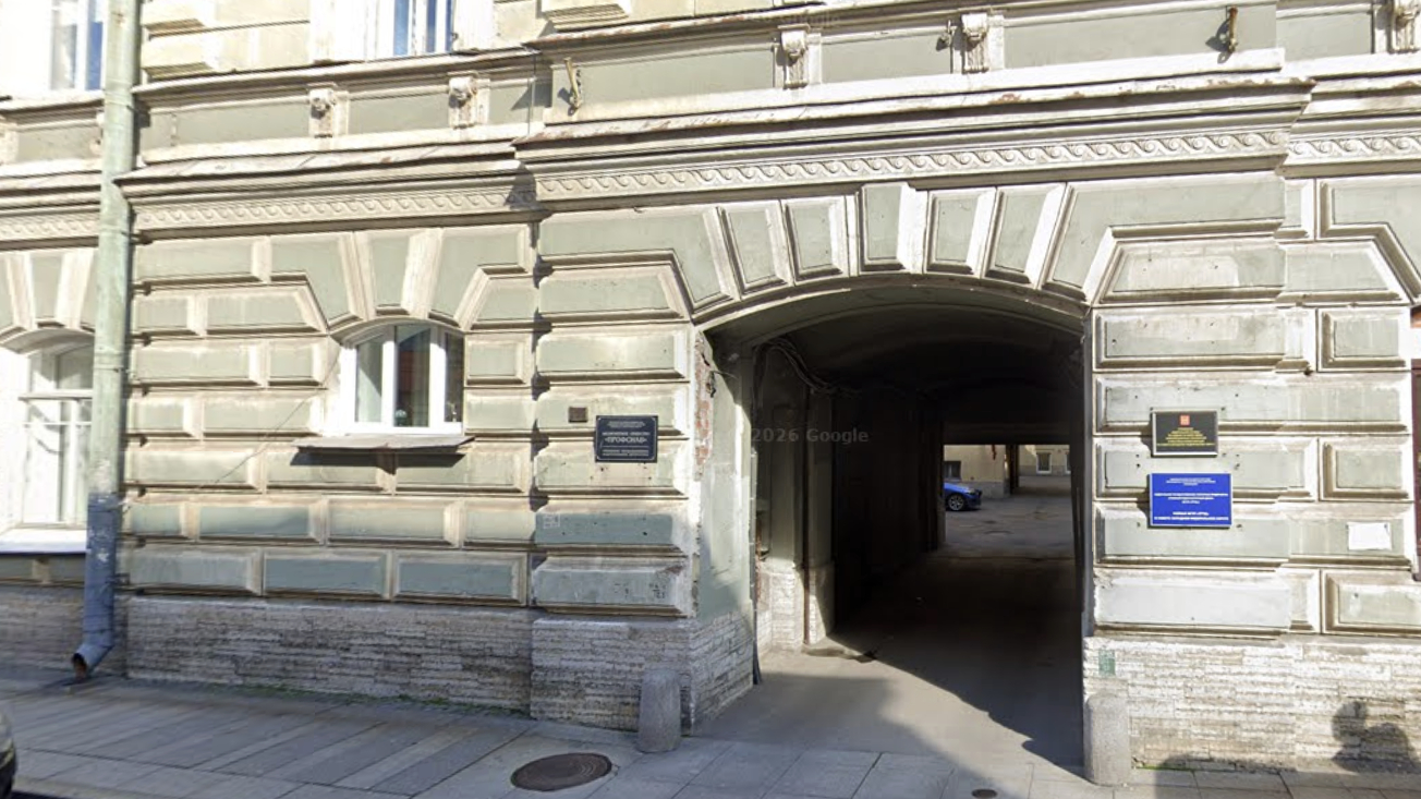 «Роскомнадзор, запрети этот баннер»: в Петербурге парня арестовали за вывеску