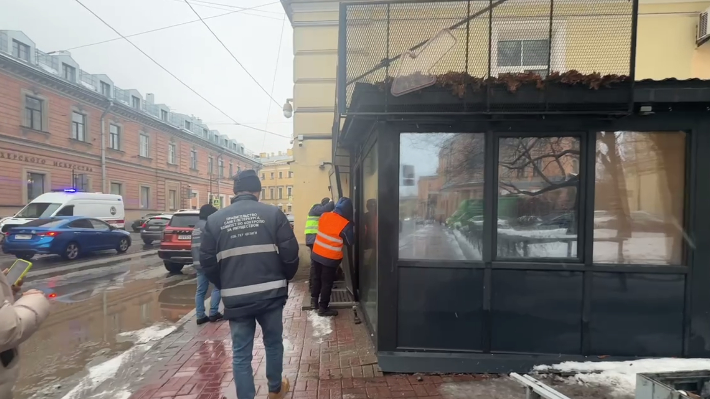 В центре Петербурга снесли незаконную барную пристройку
