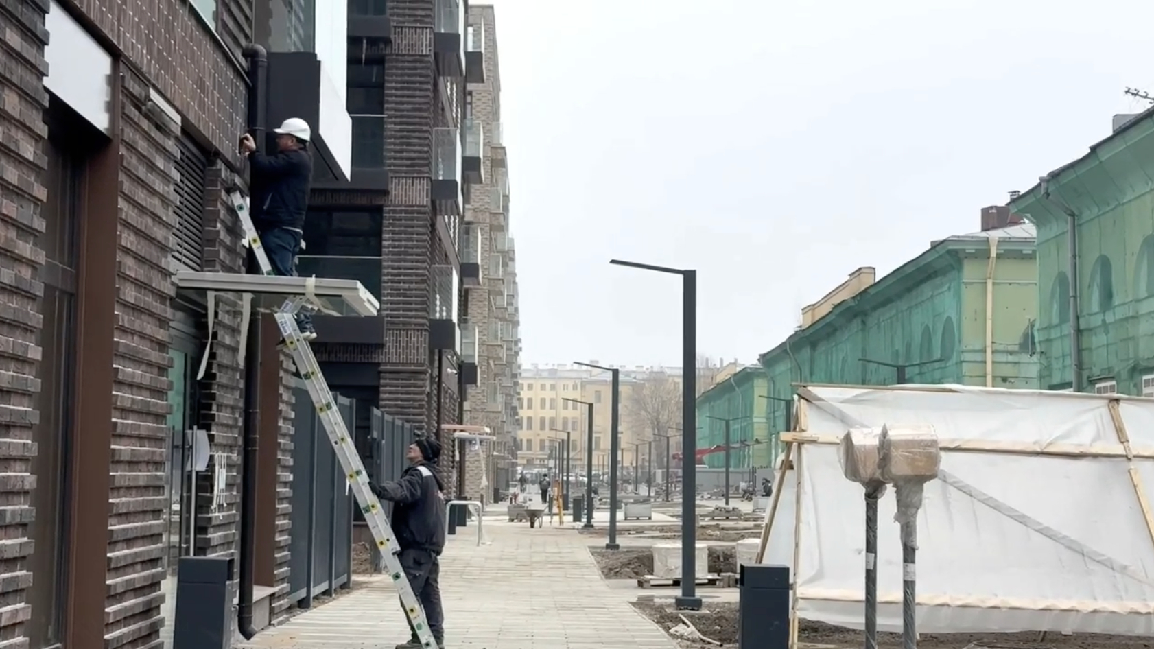 На стройках и в ЖК Адмиралтейского района нашли 324 мигранта