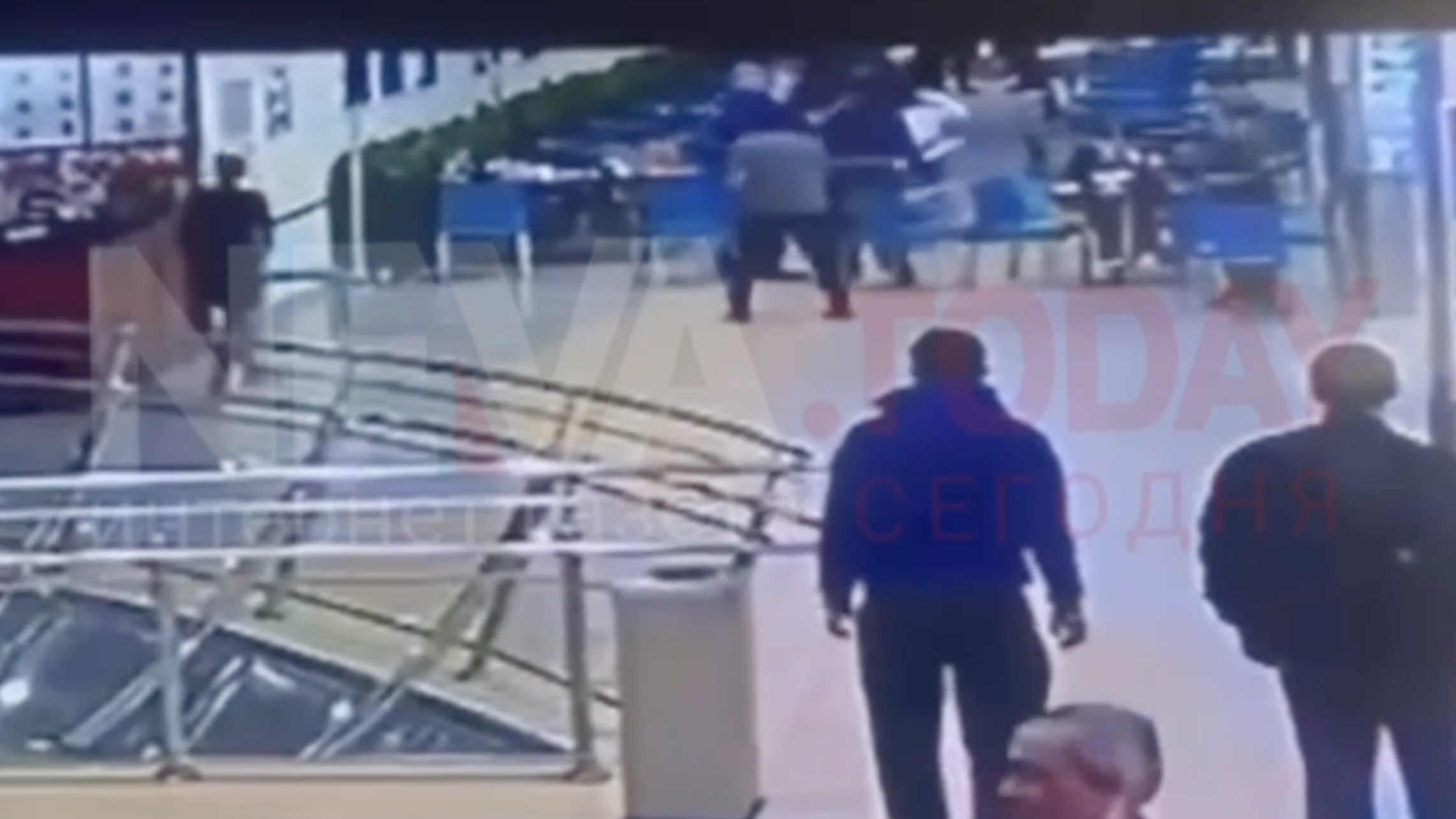 Камера видеонаблюдения сняла нападение на подростка с ножом в ТЦ Петербурга