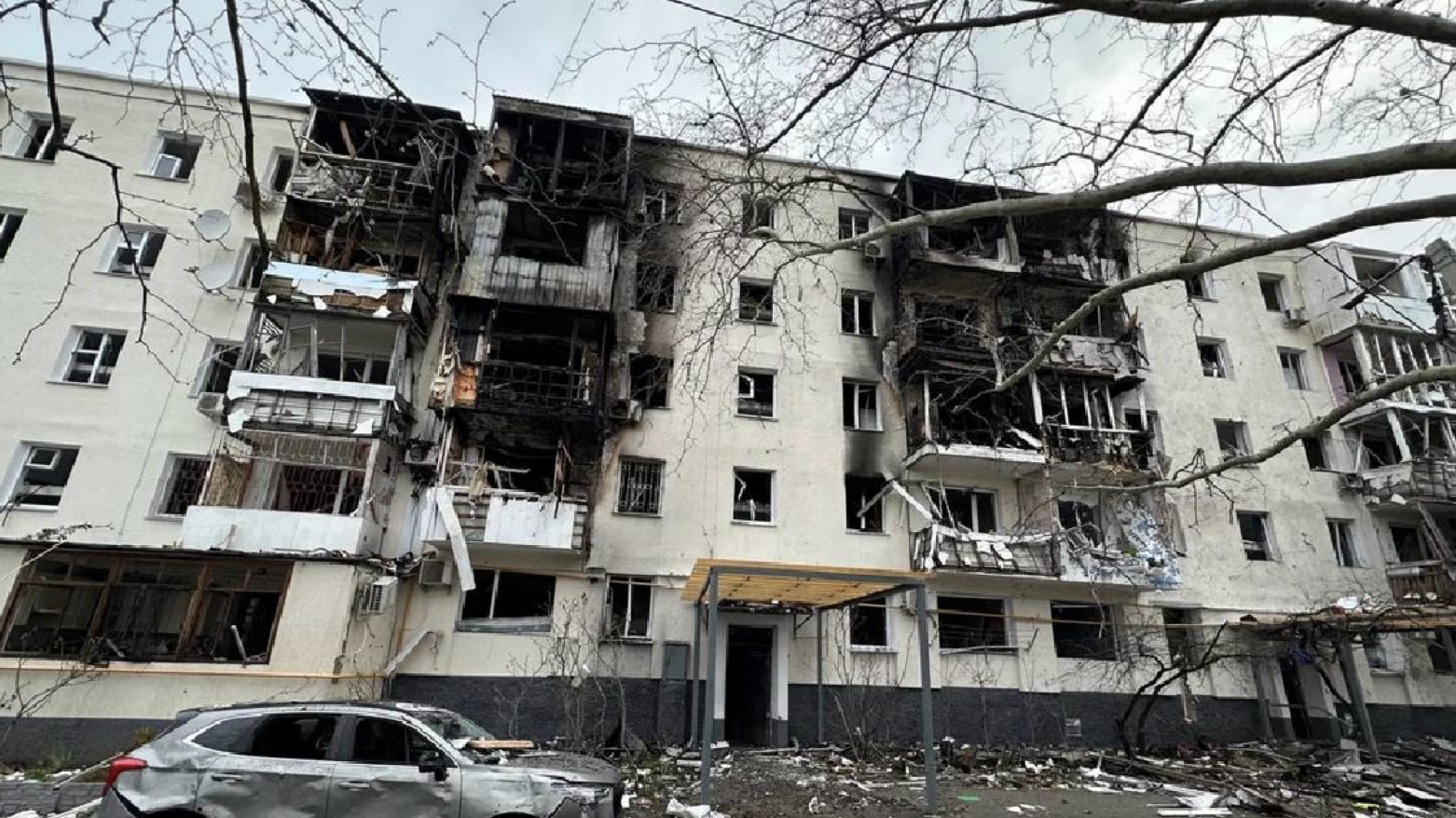 При взрыве в Севастополе пострадали 9 взрослых и 3 детей. Фото с места событий