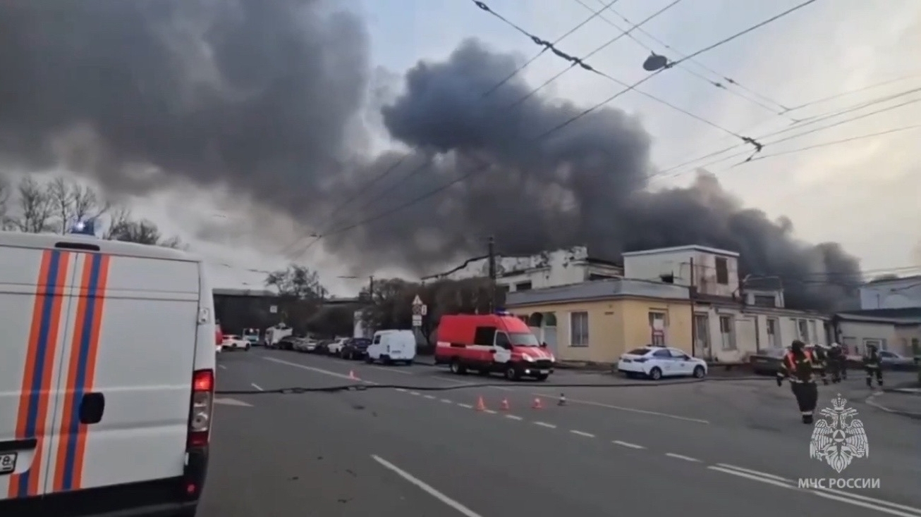 К автосервису на Хрустальной в Петербурге приехало восемь машин МЧС: пожару присвоен номер 1БИС