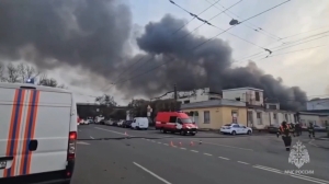 К автосервису на Хрустальной в Петербурге приехало восемь машин МЧС: пожару присвоен номер 1БИС