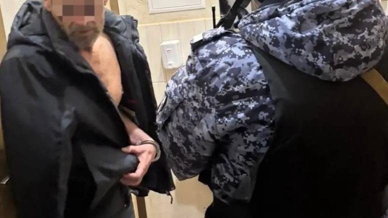 В мини-отеле на Измайловском дебоширил нетрезвый пожилой постоялец с голым торсом