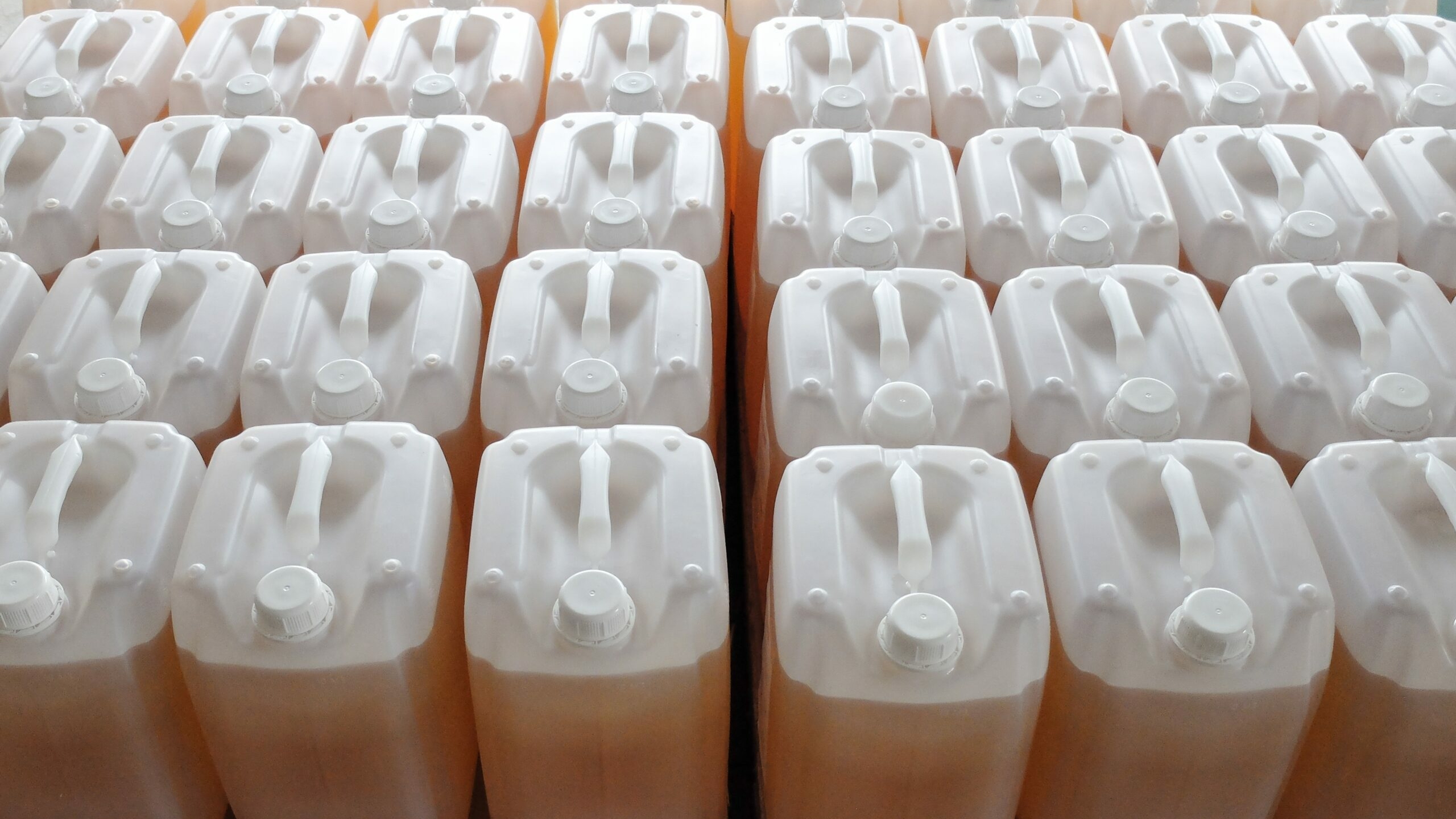 В Петербурге бутлегер получил штраф на 2 млн рублей за 200 канистр с бодягой