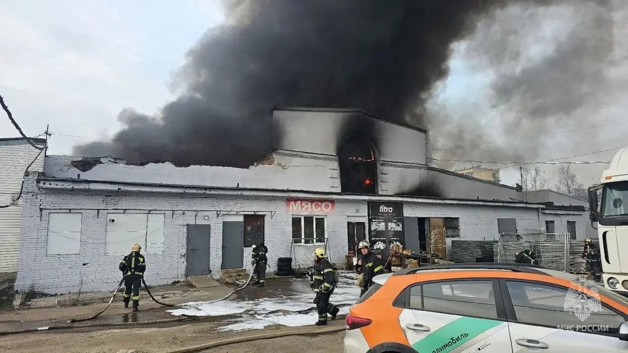 Пожар на Хрустальной в Петербурге с номером 2БИС локализовали спустя полтора часа