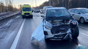 На КАД 19-летний водитель каршеринга устроил «замес» с пешеходом, ограждением и попутной машиной
