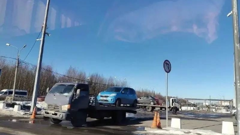 У метро «Шушары» в Петербурге нашли автомобили, незаконно припаркованные на льготных местах для инвалидов