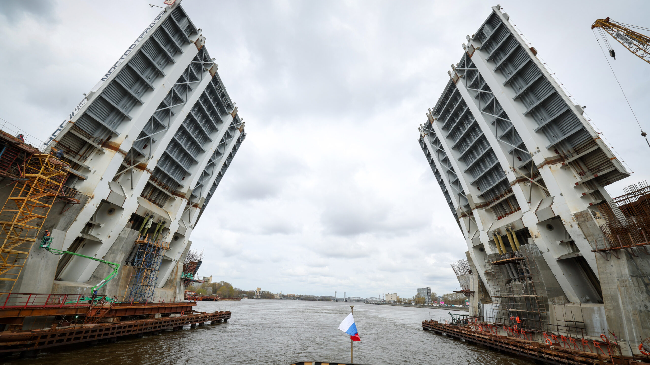 Большой Смоленский мост Петербурга впервые расправил крылья