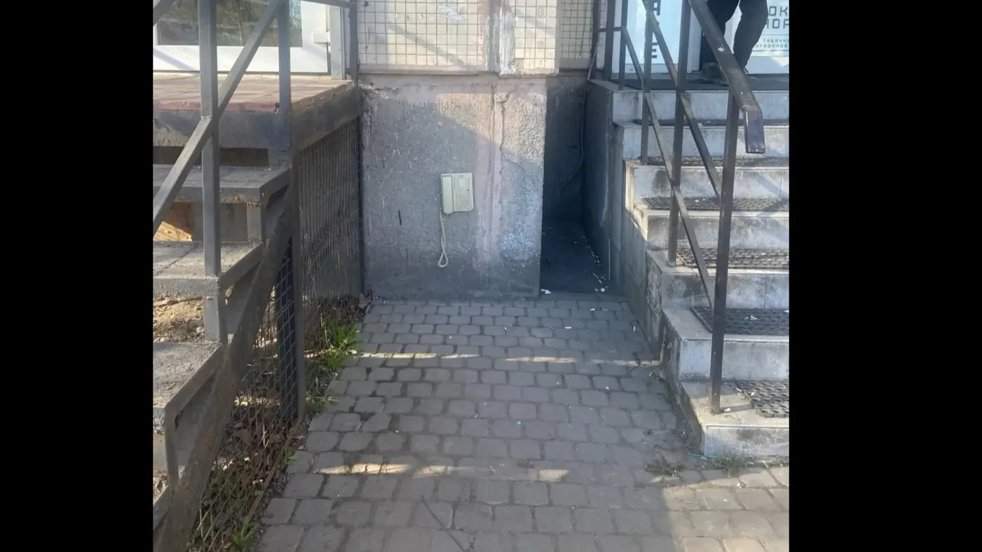 «Позвони на Искровский». Петербуржцы не оставили бабушек на скамейках без свежих сплетен во время отключения Сети