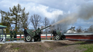 В Петербурге открытие навигации отметили выстрелом из пушки и парадом судов на Неве