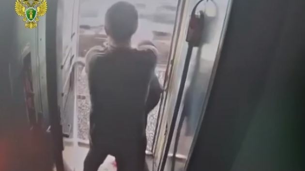 На агрессора, выкинувшего из поезда в Петербург проводницу, завели уголовку