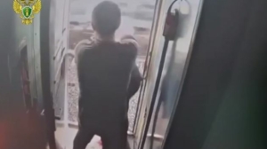 На агрессора, выкинувшего из поезда в Петербург проводницу, завели уголовку