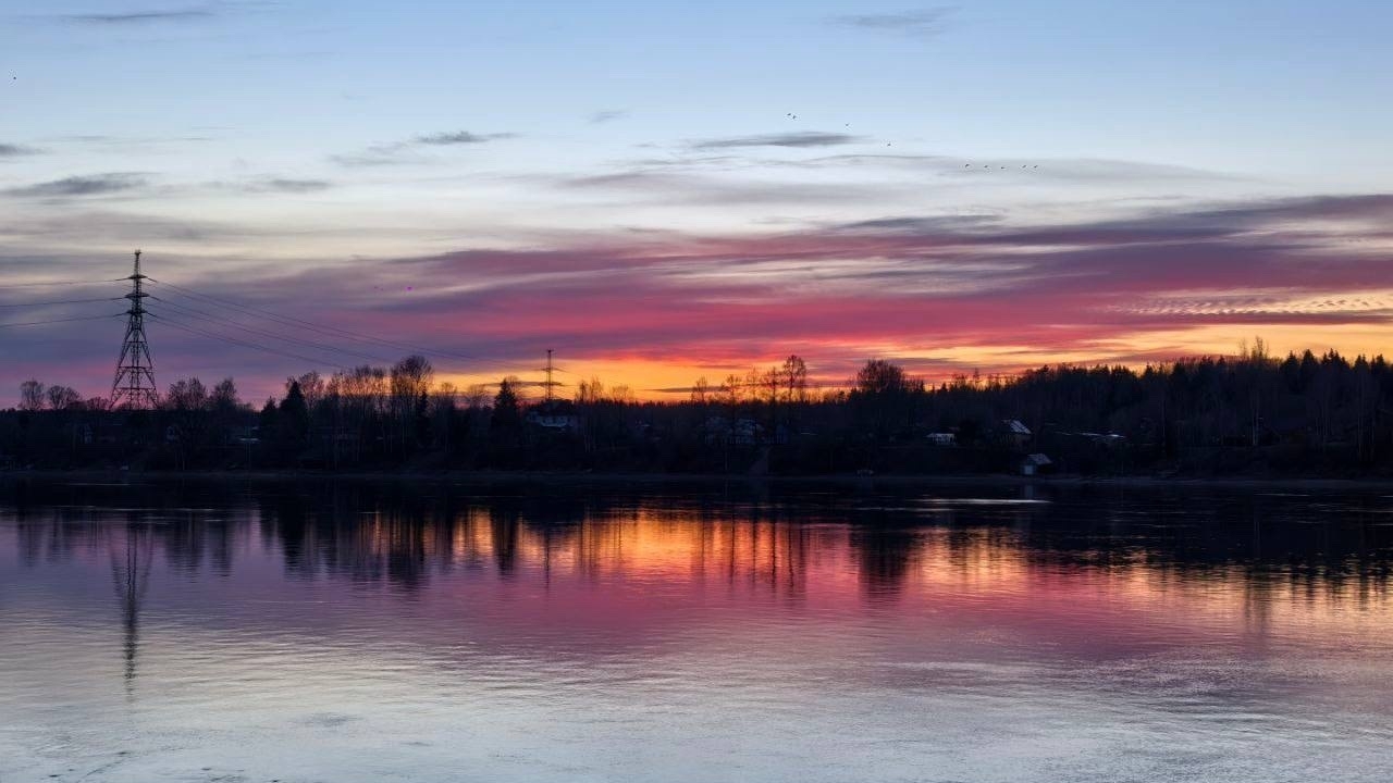 Небо над Петербургом покрылось пурпурными облаками