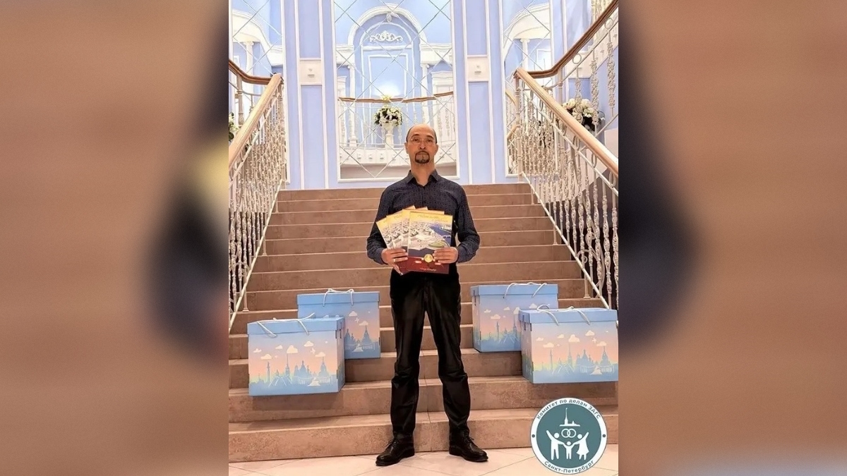 В одночасье ставшая многодетной семья из Петербурга получила регистрацию о рождении четырех близняшек