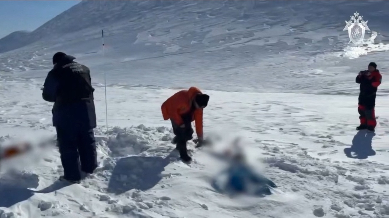 СК выясняет причины смерти двух петербургских туристов на Камчатке: их тела перевезли в Елизово