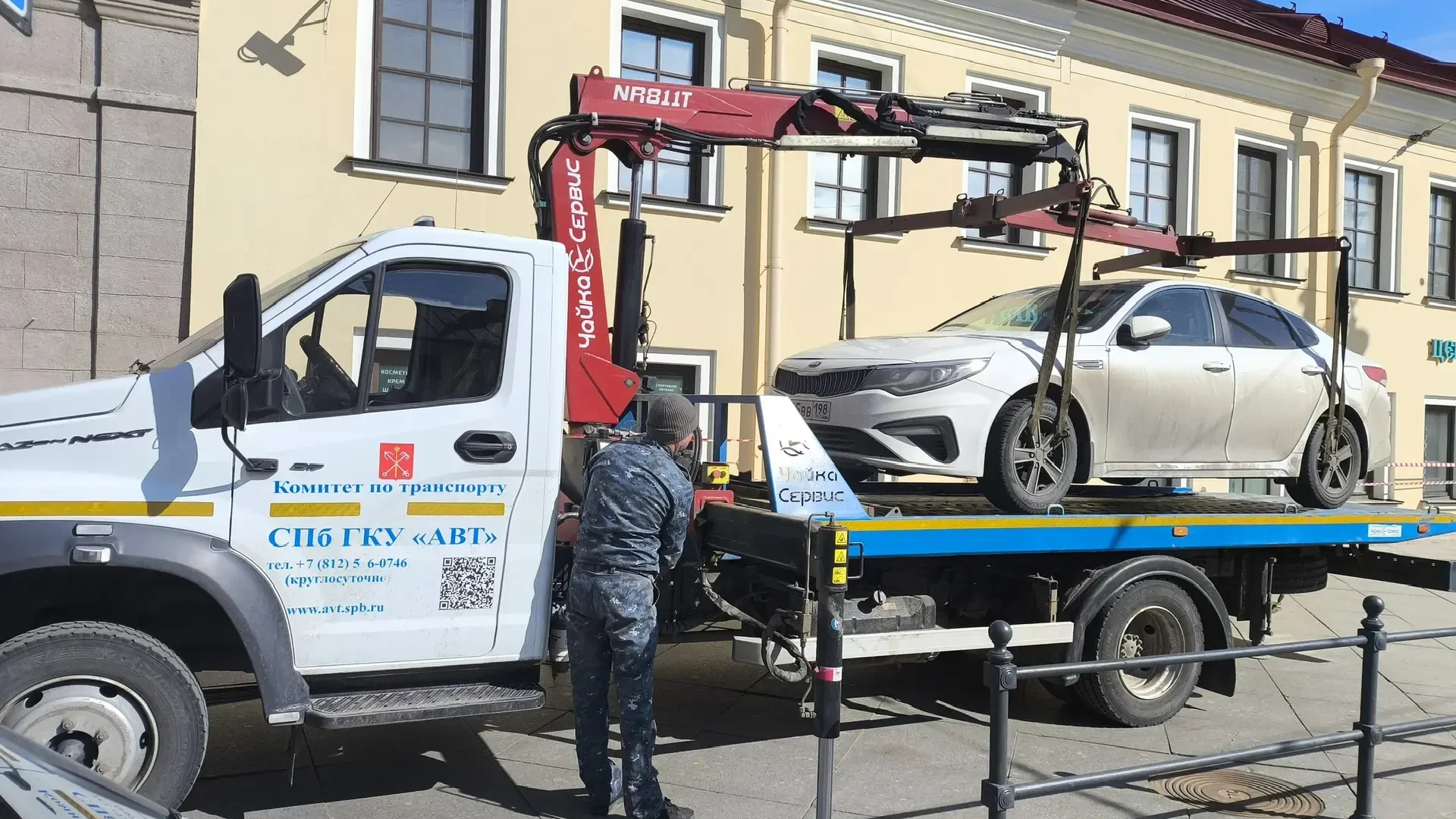 Комитет по транспорту Петербурга проверил иностранных таксистов у станции метро «Площадь Александра Невского». Итоги