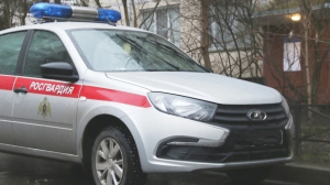 Петербуржец подкараулил девятилетних детей на лестнице и стал угрожать ножом. Видео