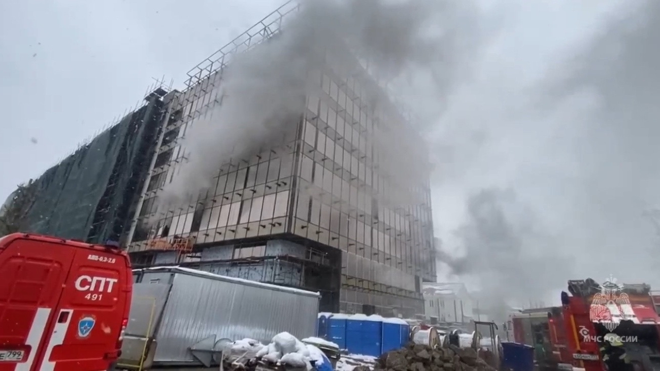 Густой дым унес жизни семи москвичей — огонь на стройке ликвидировали