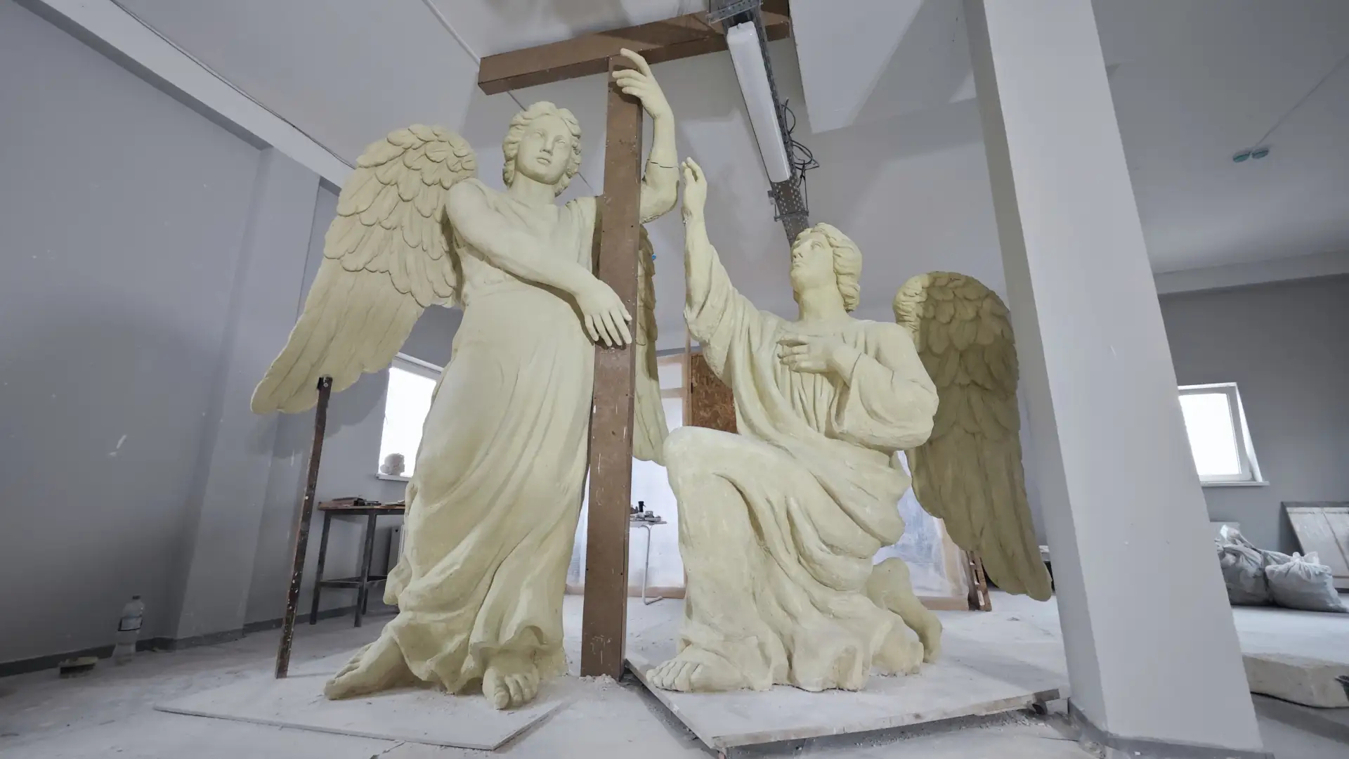 Ангелы вернутся на Главное здание Петербургской духовной академии