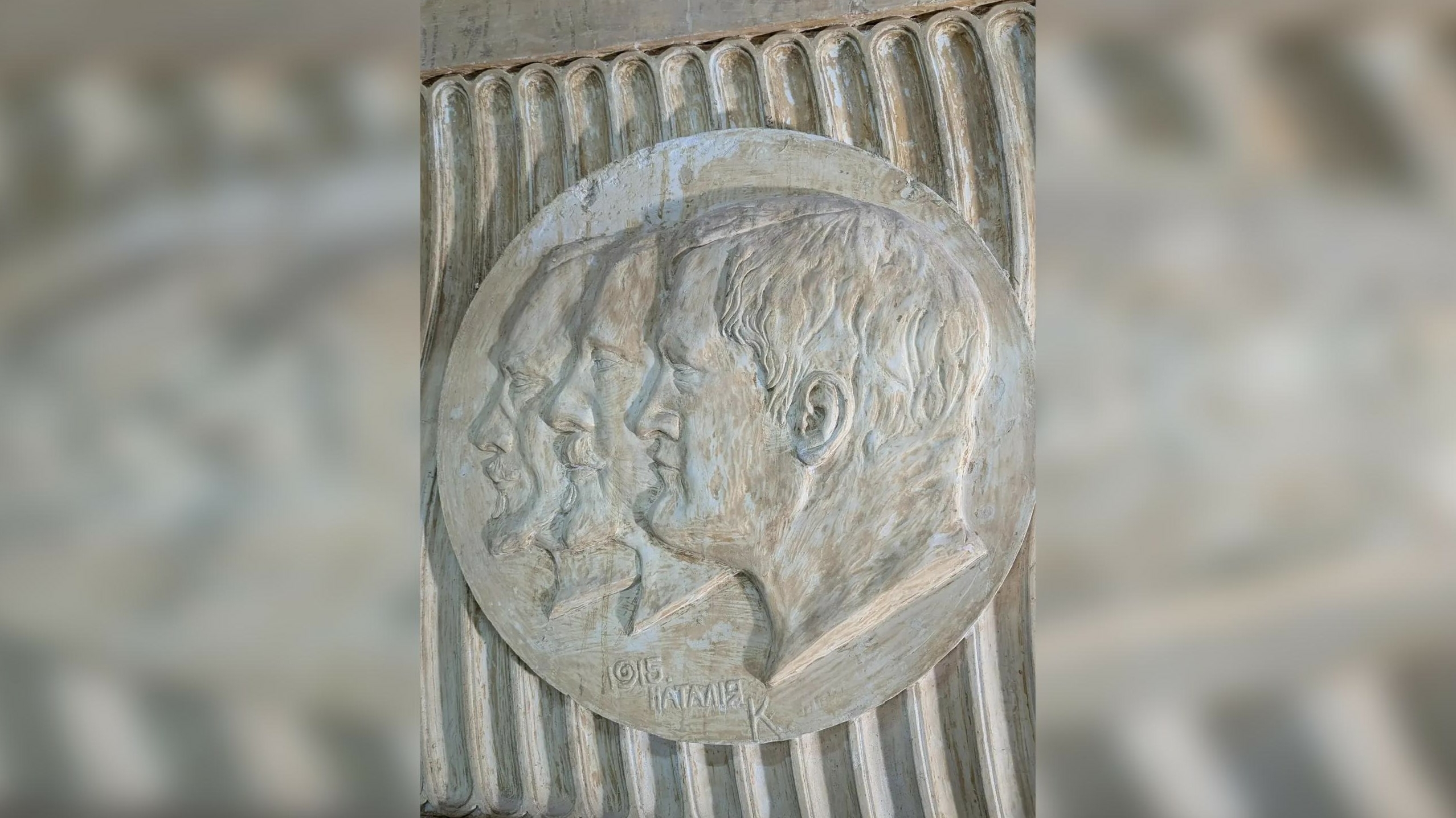 В Доме Радио в Петербурге обнаружили барельеф с портретами архитекторов