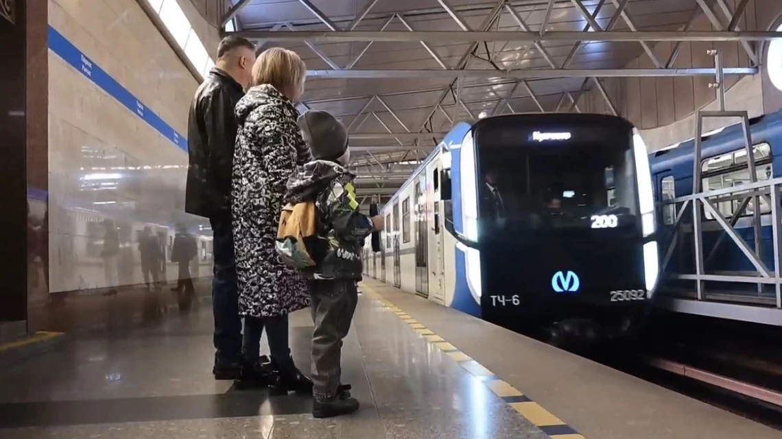 Поляков помог пятилетнему петербуржцу исполнить мечту. Мальчик прокатился на синем «Балтийце»