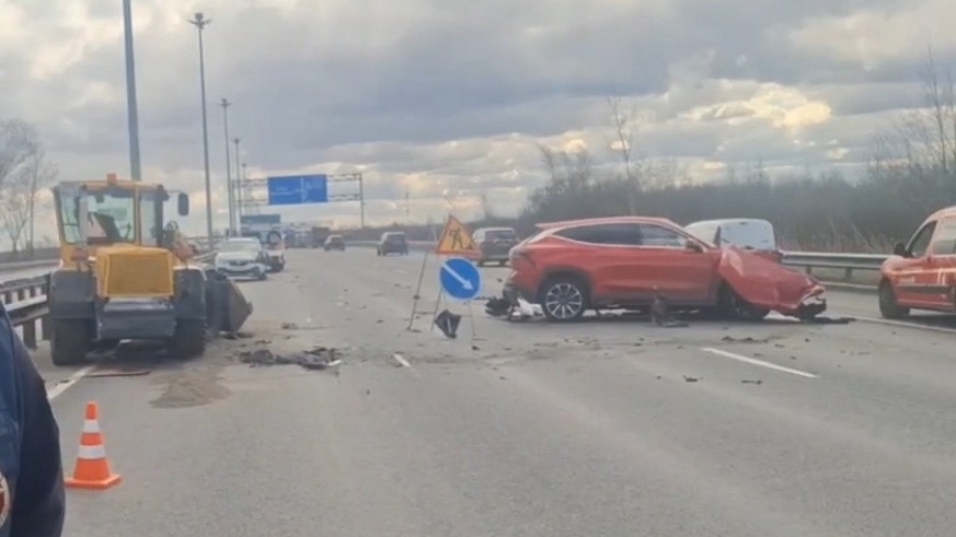 Врезался в трактор и «отлетел» на встречку: в ДТП на Киевском шоссе пострадали трое петербуржцев