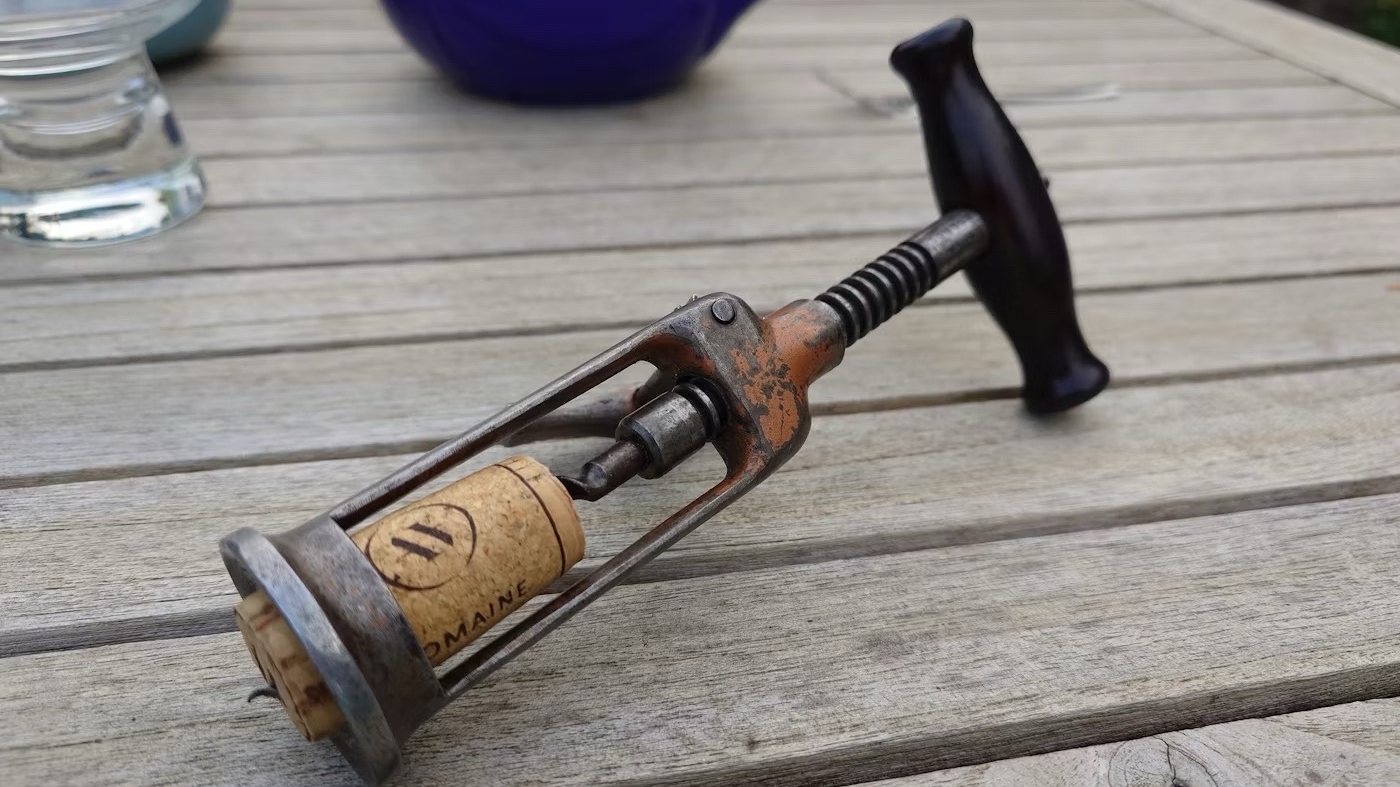 Житель Ленобласти вонзил штопор в шею оппонента. Возбудили «уголовку»