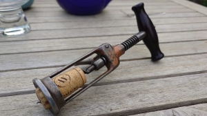 Житель Ленобласти вонзил штопор в шею оппонента. Возбудили «уголовку»