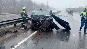 Машины бьются под Петербургом из-за снега: сразу несколько аварий на «Коле»