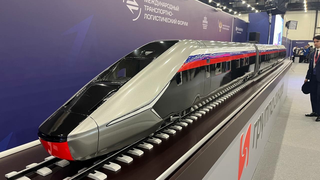 В Петербурге показали макет первого поезда для ВСМ. Фото прямиком с транспортного форума