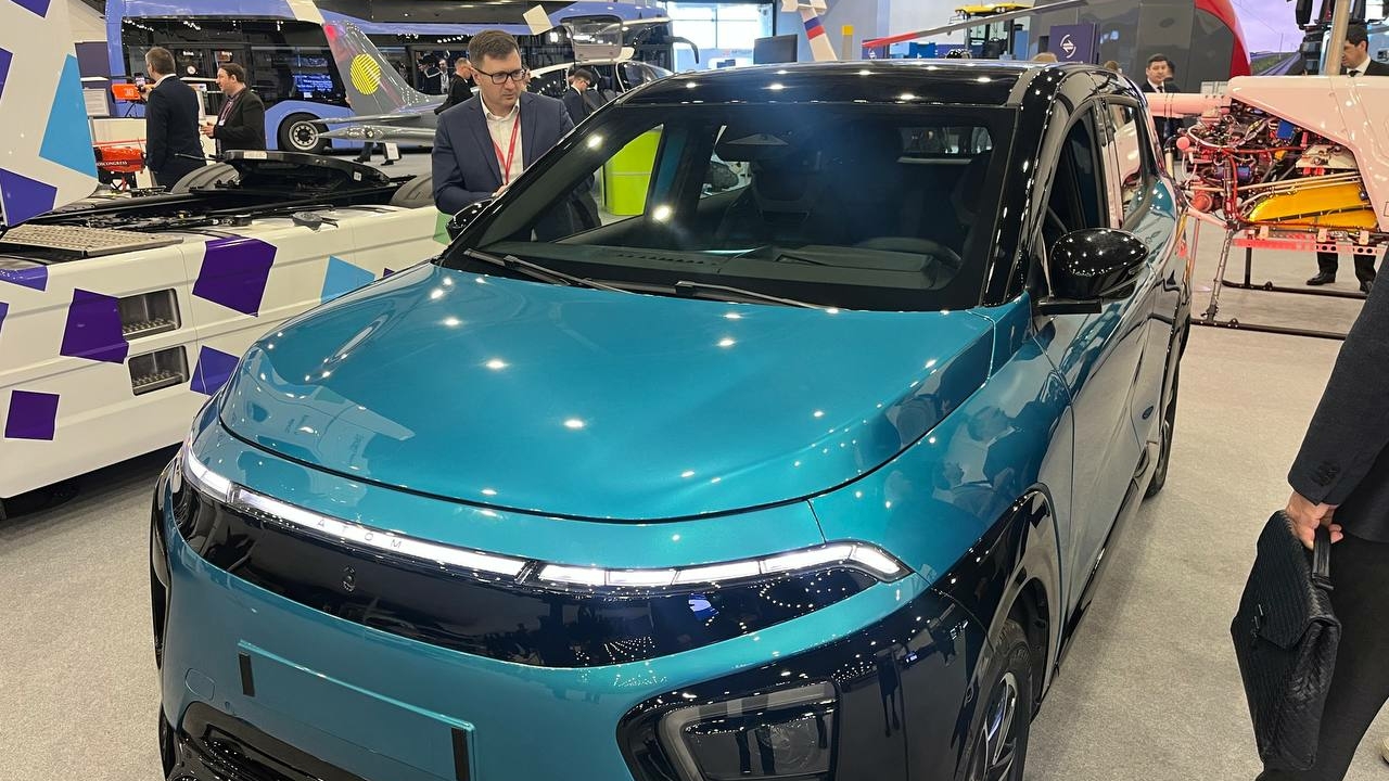 Российский электрокар «Атом» показали в Петербурге