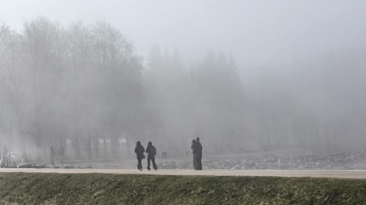 Петербуржцы гуляют в густом тумане с минимальной видимостью