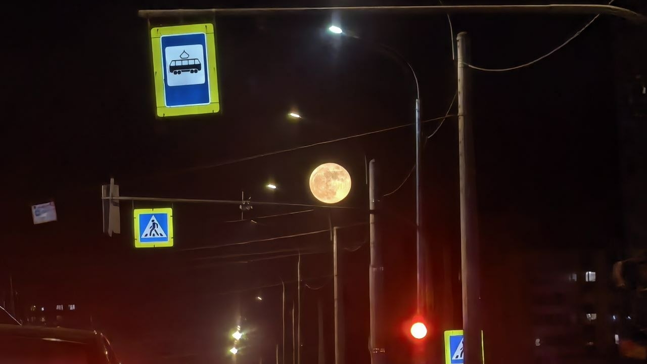 Жители Петербурга любовались 2 апреля убывающей Луной: фото