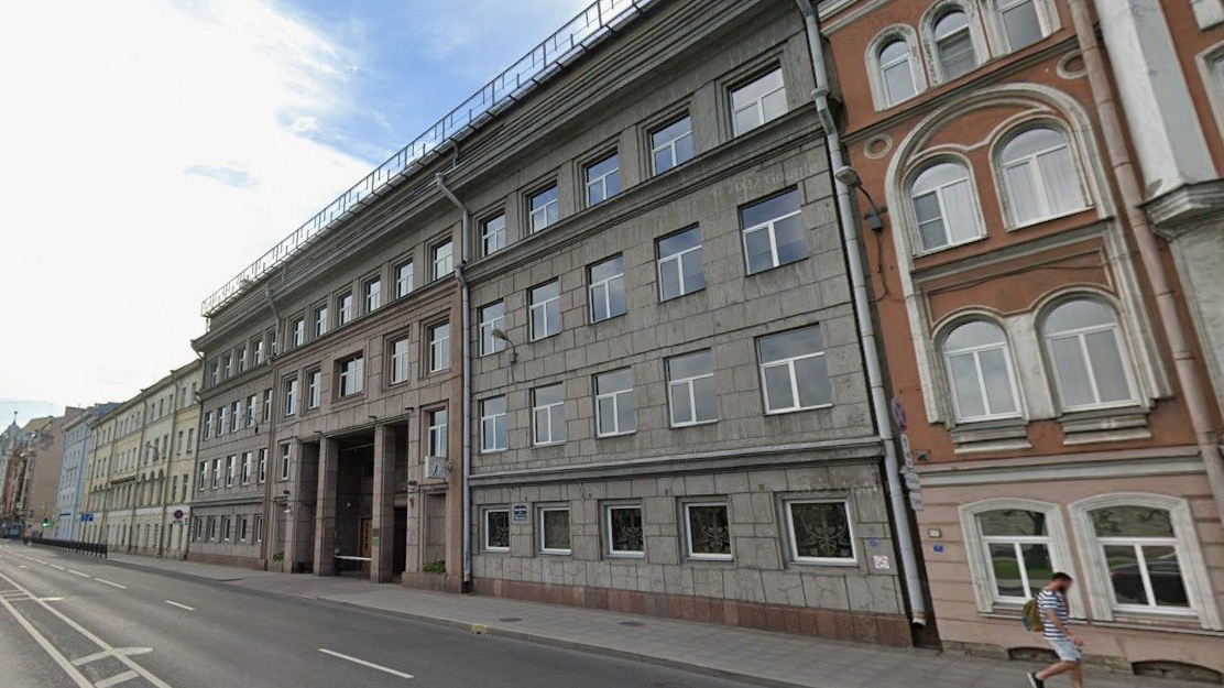 Силовики окружили гимназию на Шпалерной