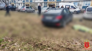 Сдавал задним ходом: водитель Hyundai насмерть переехал жену в поселке Морозова