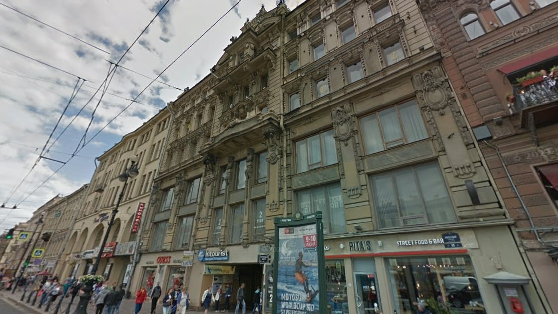 Мощный пожар ликвидируют в историческом центре Петербурга