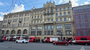 Мощный пожар ликвидируют в историческом центре Петербурга