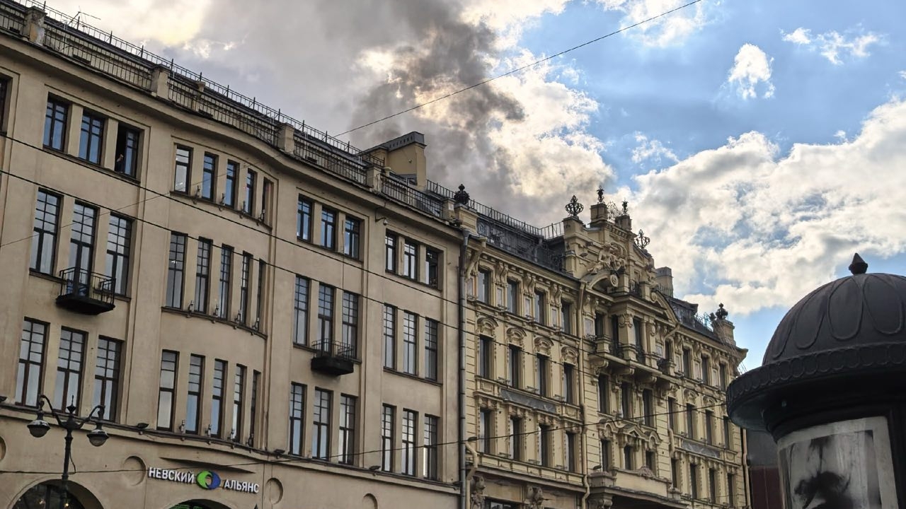 Невский перекрыли из-за пожара на 600 «квадратах» в доме Руль — фото с места происшествия