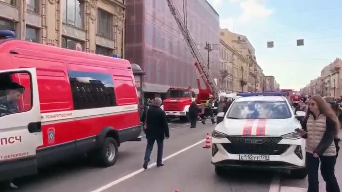 Почти 160 спасателей тушили дом Руль на Невском. Что известно о пожаре в историческом центре Петербурга