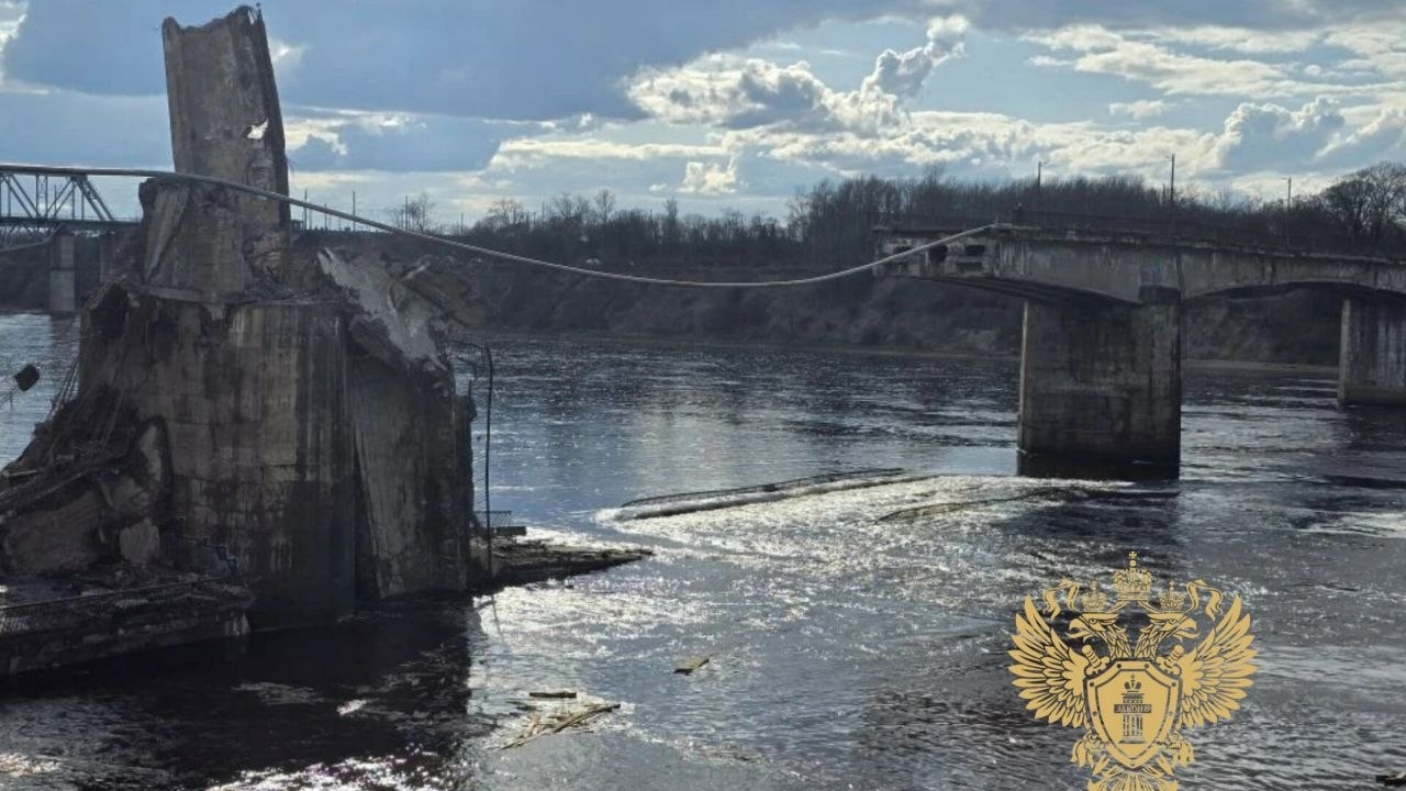 Прокуратура проверит обрушение аварийного моста в Волхове