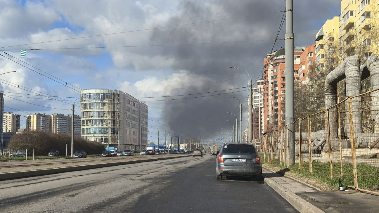 Петербуржцев насторожил черный дым в небе на Юго-Западе города