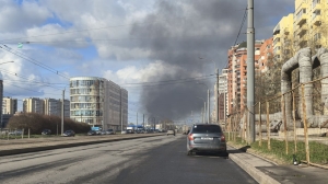 Петербуржцев насторожил черный дым в небе на Юго-Западе города