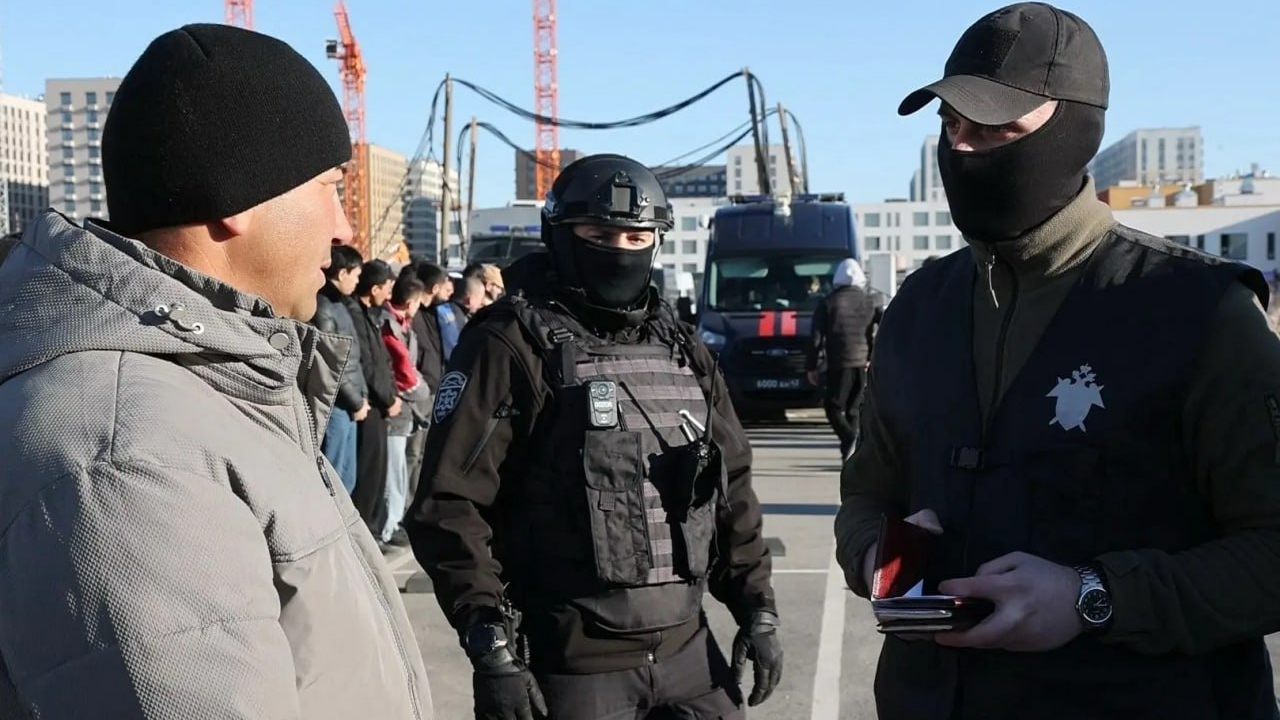 Нелегалов задержали, остальным вручили повестки: как прошел рейд на стройке Петербурга