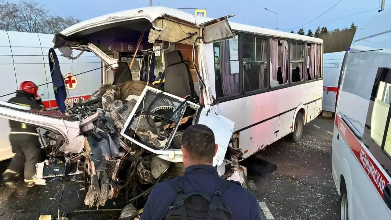 В Ленобласти в больнице умер водитель автобуса после ДТП и выросло число пострадавших пассажиров