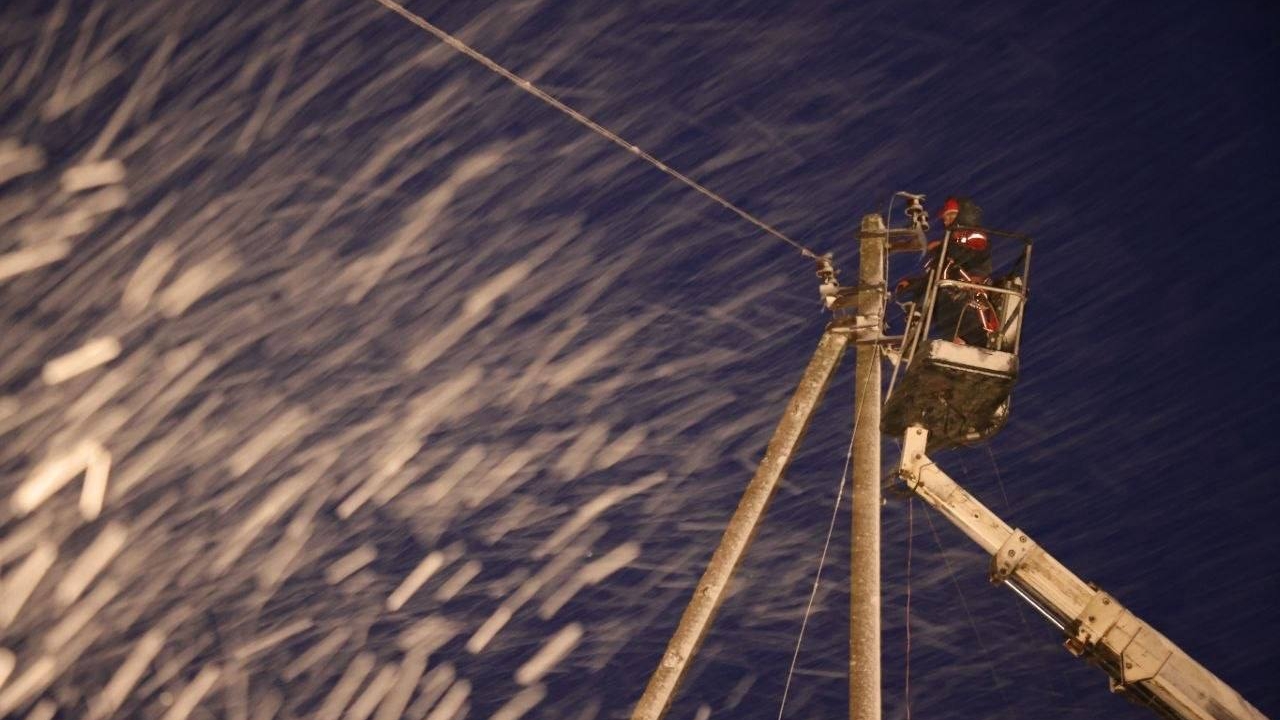 Погода кошмарила жителей Ленобласти всю ночь, испортив выходные. Как восстанавливали электроснабжение